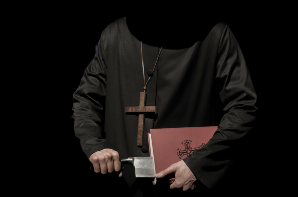 Ein Inquisitor zieht eine Klinge aus einem Buch